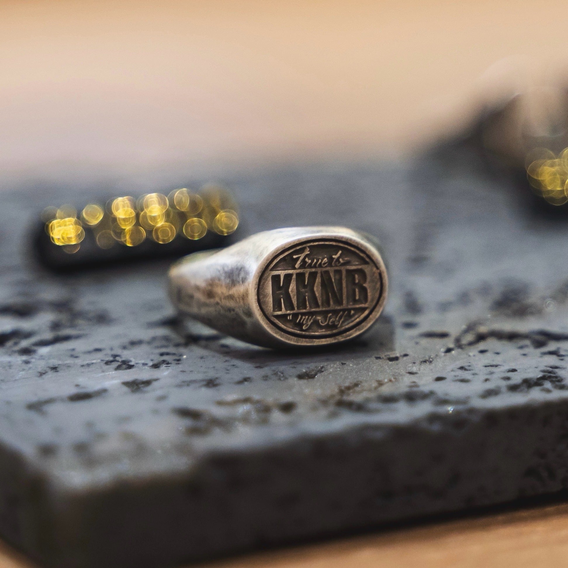 アルファベット｜ブランドの誇りを刻んだ「K」ネックレスの重厚感｜Kei