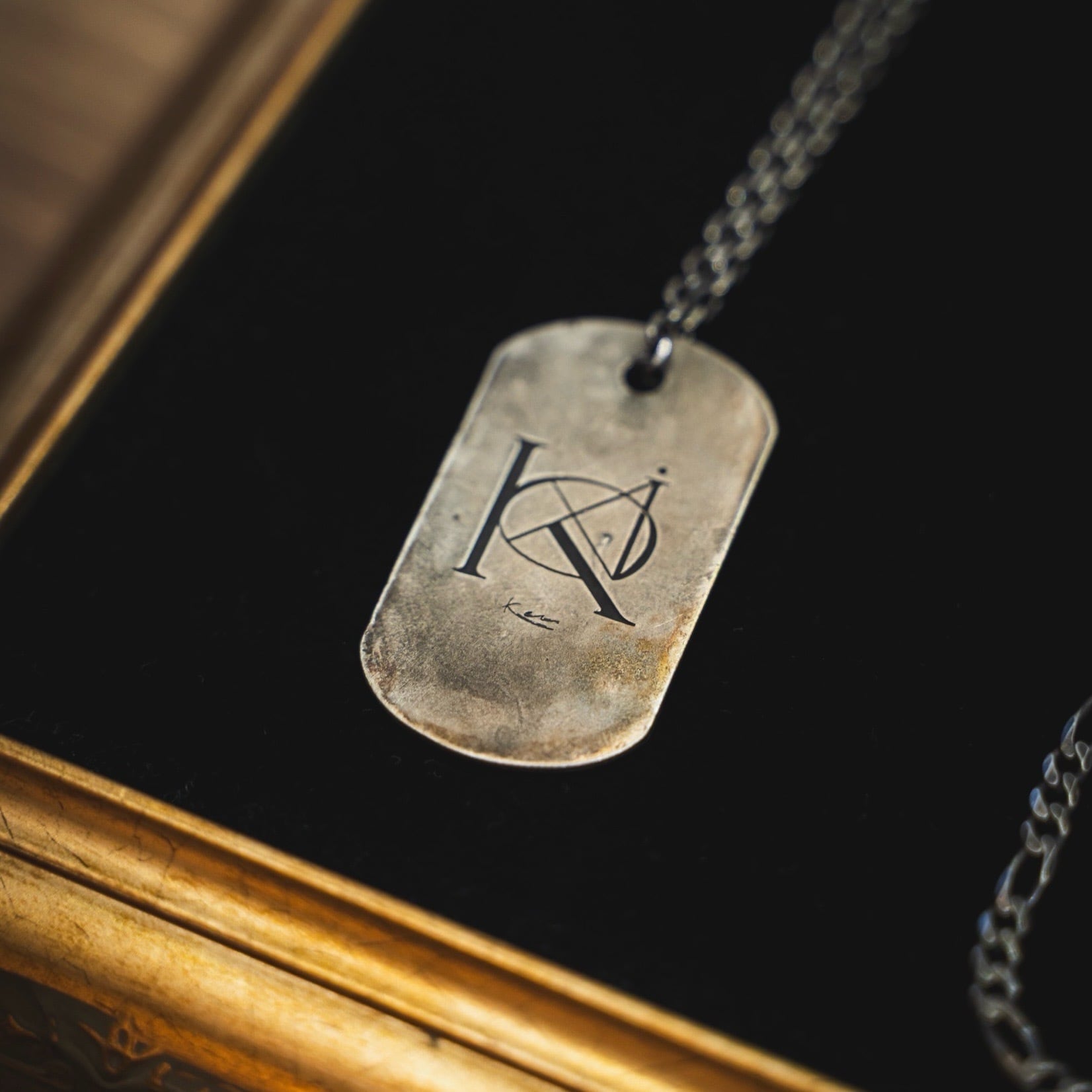 アルファベット｜ブランドの誇りを刻んだ「K」ネックレスの重厚感｜Kei